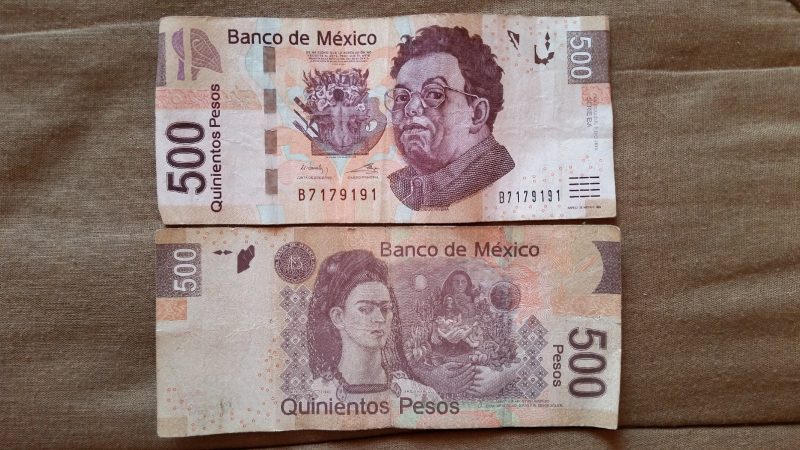 The front and back of a 500 peso note from Mexico.